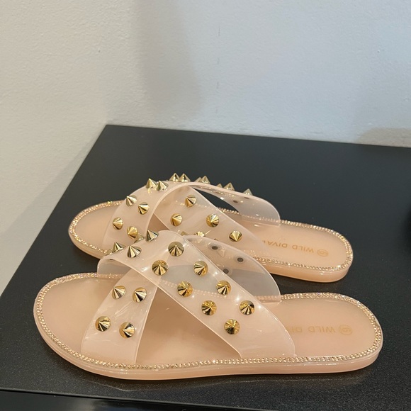 Wild Diva Lounge Slide Women Sandals almost new size :6” - Picture 2 of 8